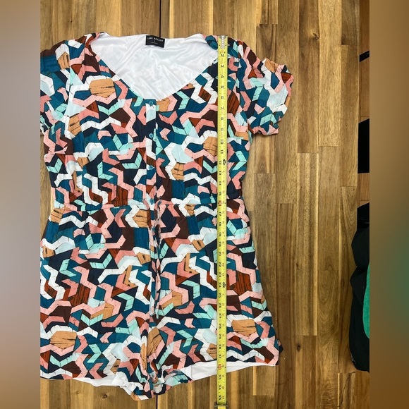 Lane Bryant Button Front Tie Waist Fully Lined Romper Geometric Print Peach Teal - Picture 6 of 9